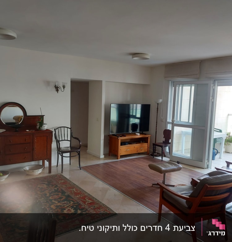 סלון עם רהיטים, שטיח, טלוויזיה וחלון גדול